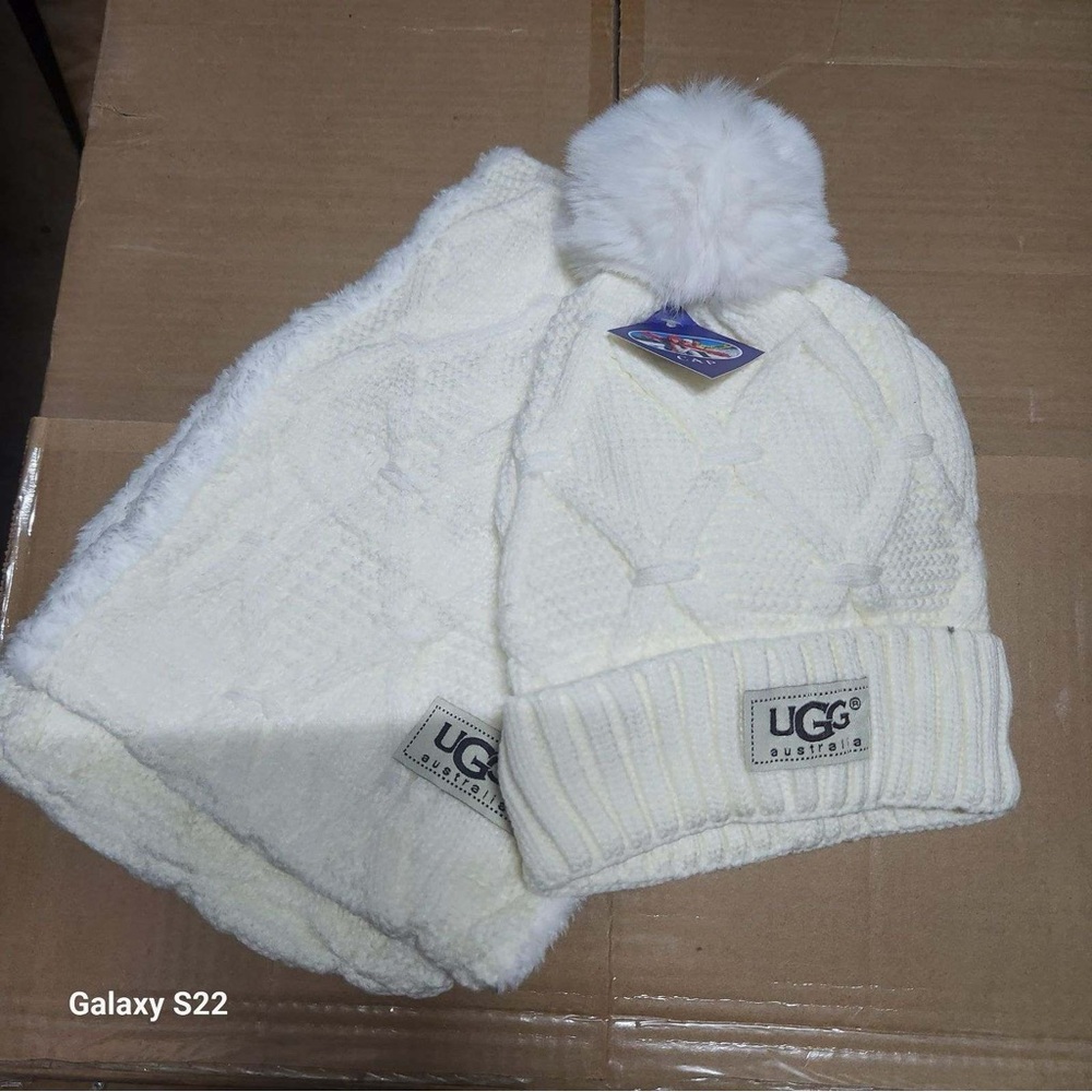 UGG lady’s White Knit Hat and Scarf Set